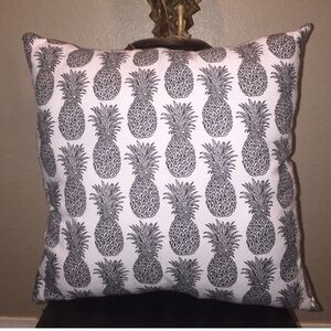 Chic Pineapple Pattern Cushion